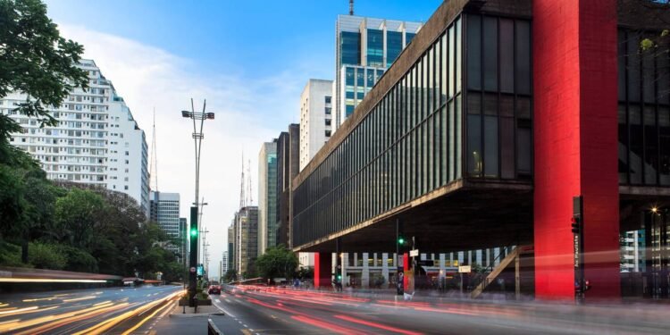 O elemento que mais chama atenção é o volume principal elevado acima do nível da avenida. Créditos: depositphotos.com / thiagogleite