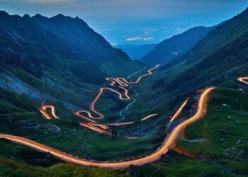 Com 90 km cortando os Montes Cárpatos e dezenas de viadutos, a rodovia Transfăgărășan na Romênia foi eleita a melhor estrada para pilotar
