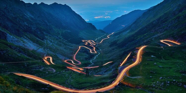 Com 90 km cortando os Montes Cárpatos e dezenas de viadutos, a rodovia Transfăgărășan na Romênia foi eleita a melhor estrada para pilotar