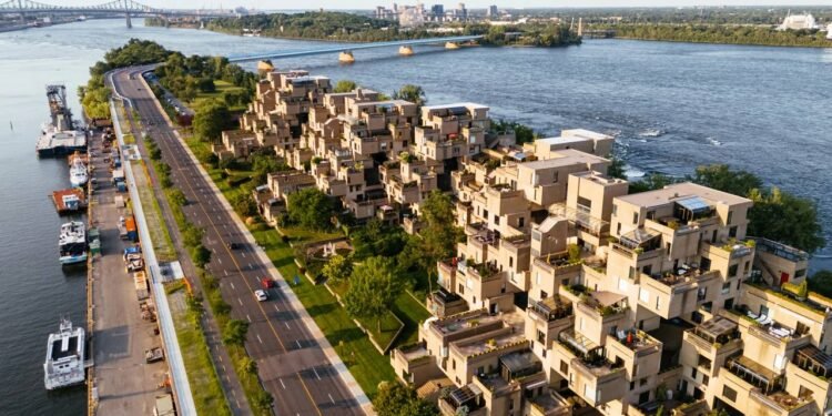 O escritório Safdie Architects explica que até elementos como banheiros, cozinhas e esquadrias faziam parte da estratégia de industrialização. Créditos: depositphotos.com / Artem Onoprienko