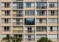 Família instala película refletiva nas janelas após apartamento atingir mais de 35°C no verão, mas síndico afirma que diferença de tonalidade altera fachada do prédio
