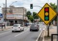 O que significa a placa com um semáforo desenhado?
