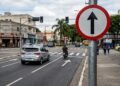 O que significa a placa com uma seta apontando para cima?