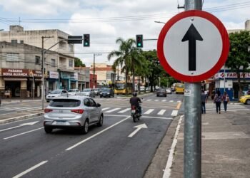 O que significa a placa com uma seta apontando para cima?