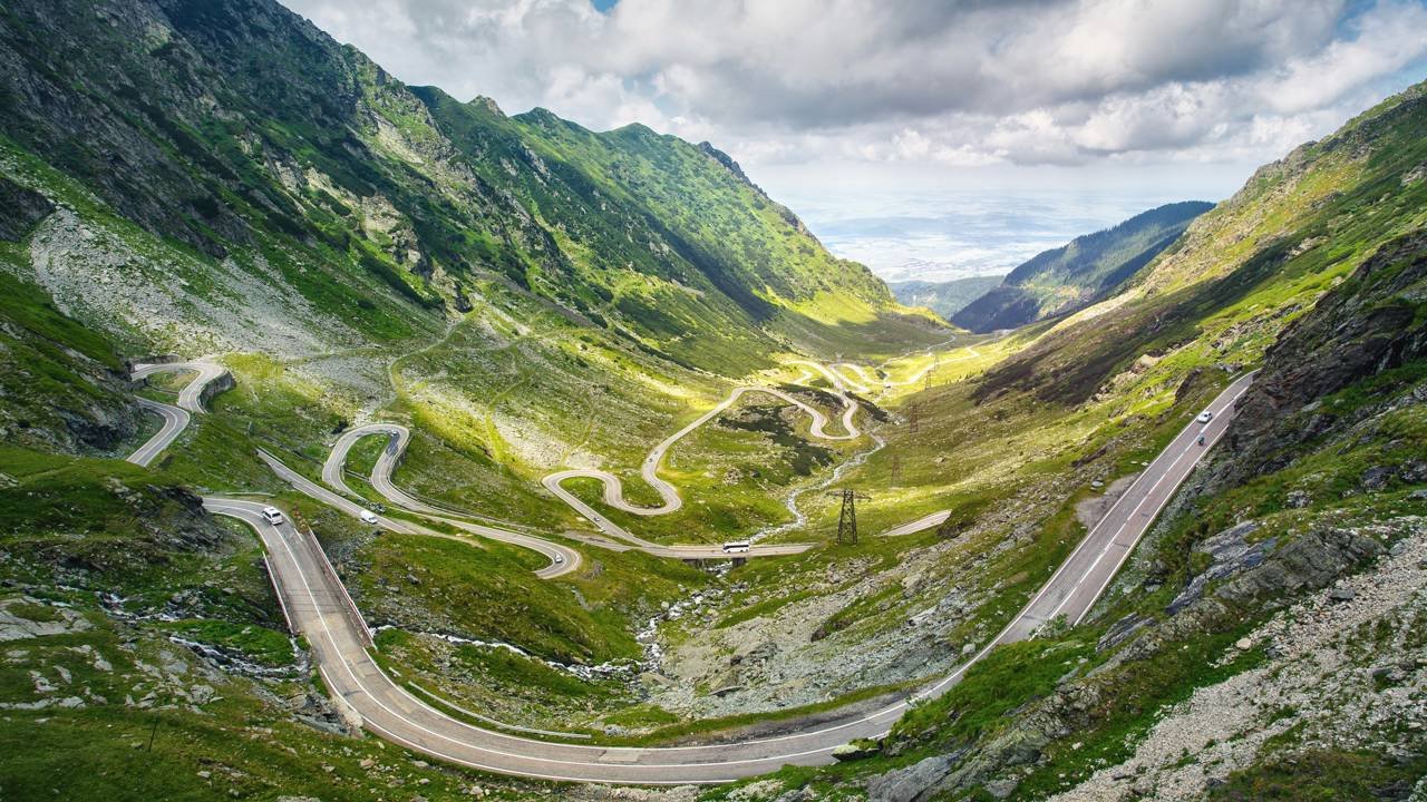 Com 90 km cortando os Montes Cárpatos e dezenas de viadutos, a rodovia Transfăgărășan na Romênia foi eleita a melhor estrada para pilotar