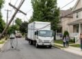Caminhão derruba cabos ao passar por rua residencial e moradores ficam sem internet e telefone justamente durante dia de trabalho remoto e aulas online