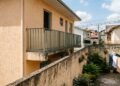 Vizinho constrói sacada no 2º andar voltada para o quintal ao lado sem respeitar a distância mínima de 1,5 metro e invade a privacidade da família