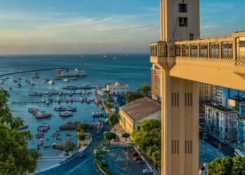 Inaugurado em 1873 para ligar a Cidade Baixa à Cidade Alta em Salvador, o primeiro elevador urbano do mundo transporta milhares de pessoas por dia