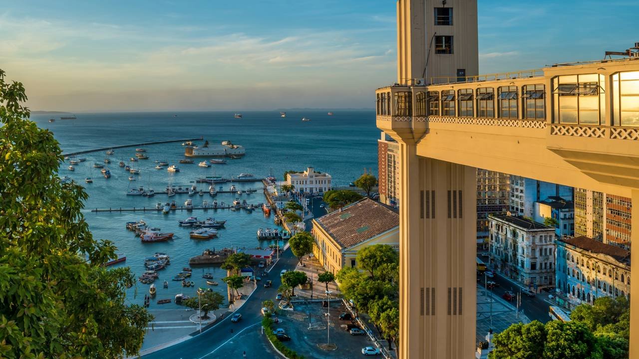 Inaugurado em 1873 para ligar a Cidade Baixa à Cidade Alta em Salvador, o primeiro elevador urbano do mundo transporta milhares de pessoas por dia