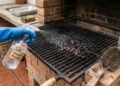 Borrifar vinagre nas grelhas antes de fazer o churrasco: quais são os benefícios e por que é recomendado?