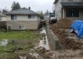 Vizinho eleva o terreno durante obra e água da chuva começa a invadir o quintal da casa ao lado