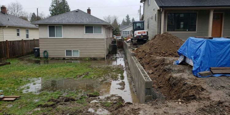 Vizinho eleva o terreno durante obra e água da chuva começa a invadir o quintal da casa ao lado