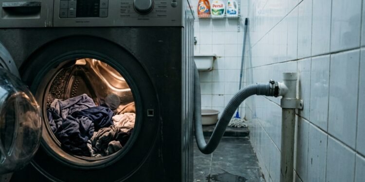 Cheiro de esgoto nas roupas após a lavagem