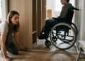 Família encomenda móveis especiais para adaptar a casa de pessoa com deficiência, paga R$ 34 mil e descobre na instalação que medidas impedem a passagem correta da cadeira de rodas