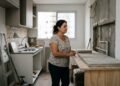 Dona de casa contrata reforma completa da cozinha por R$ 65 mil, paga quase todo o serviço e fica com a obra parada depois que a empresa fecha as portas sem aviso