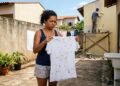 Moradora deixa roupa secando no quintal e encontra manchas de tinta depois que vizinho pinta muro; pintor afirma que vento levou respingos