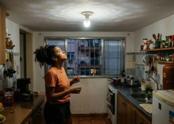 Por que algumas lâmpadas piscam uma única vez quando outro eletrodoméstico potente é ligado na mesma casa?