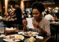 Mulher deixa parte da comida no prato depois de não conseguir terminar rodízio e restaurante cobra taxa de desperdício de R$ 35 na conta; cliente questiona se estabelecimento pode cobrar valor além do preço já pago pela refeição