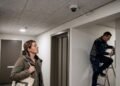 Condomínio instala câmera apontada para corredor dos apartamentos e moradora questiona gravação constante da porta de sua residência; discussão envolve segurança e limite da vigilância em áreas comuns