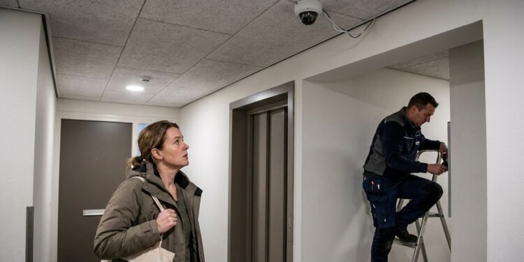 Condomínio instala câmera apontada para corredor dos apartamentos e moradora questiona gravação constante da porta de sua residência; discussão envolve segurança e limite da vigilância em áreas comuns