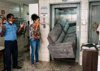 Consumidora adquire sofá retrátil de 3,50 metros por R$ 5.200 em loja física do bairro, descobre na entrega que o móvel não passa pelo elevador do prédio e o estabelecimento ainda exige R$ 2.500 de taxa de retenção para cancelar a venda; o PROCON notifica a empresa com base no Artigo 6º do CDC