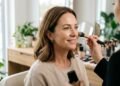 Fiona Stiles, maquiadora de celebridades: “Depois dos 40 anos, uso a menor quantidade possível de base em pele madura.”