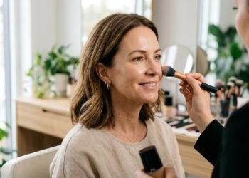 Fiona Stiles, maquiadora de celebridades: “Depois dos 40 anos, uso a menor quantidade possível de base em pele madura.”