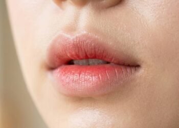 Lábios esfumados das coreanas sem gastar nada: o truque com batom comum e corretivo para criar o efeito blurring em minutos