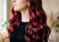 Cabelo ruivo cereja é a cor vibrante da vez: o guia de cuidados simples para manter o brilho intenso sem desbotar na primeira semana