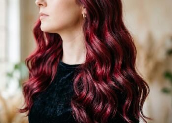 Cabelo ruivo cereja é a cor vibrante da vez: o guia de cuidados simples para manter o brilho intenso sem desbotar na primeira semana
