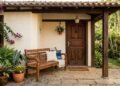 O que significa ter um banco ou cadeira na entrada de casa: de onde vem esse elemento tão comum em residências antigas