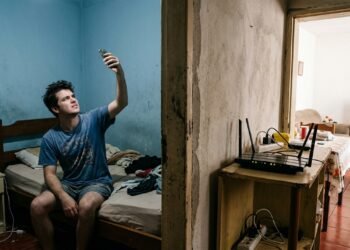 Meu Wi-Fi funcionava perfeitamente na sala e quase desaparecia no quarto ao lado: a distância não era o único obstáculo entre o roteador e o celular