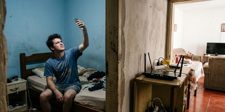 Meu Wi-Fi funcionava perfeitamente na sala e quase desaparecia no quarto ao lado: a distância não era o único obstáculo entre o roteador e o celular