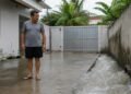 Impermeabilização do quintal pode agravar o escoamento da chuva para o vizinho.