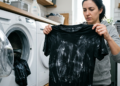 A roupa preta começou a sair da lavagem com marcas brancas, mesmo usando o mesmo sabão de sempre