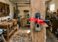 Vizinho transforma a garagem de casa em oficina de marcenaria por hobby e liga serras elétricas todos os sábados de manhã. A vizinhança aciona a prefeitura e a Justiça proíbe a prática por emissão de ruído acima do permitido e desvio de finalidade residencial.