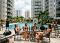 Para evitar o pagamento da taxa de reserva do salão de festas, um condômino reuniu 30 convidados na área da piscina com caixas de som e bebidas de vidro; o síndico acionou as imagens de segurança, encerrou a reunião com apoio de segurança privada e aplicou advertência cumulada com multa máxima por infração ao regimento interno.