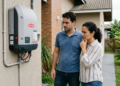 Casal paga R$ 28 mil por sistema de energia solar com promessa de economia por décadas e, no sexto ano, o inversor queima enquanto ainda restam 24 parcelas do financiamento