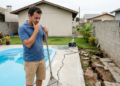 Morador instala piscina de fibra no quintal e, depois da primeira chuva forte, terreno cede e muro do vizinho começa a rachar; orçamento para reparos ultrapassa R$ 80 mil