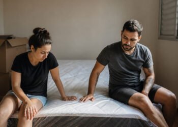 Casal testa colchão novo e se decepciona