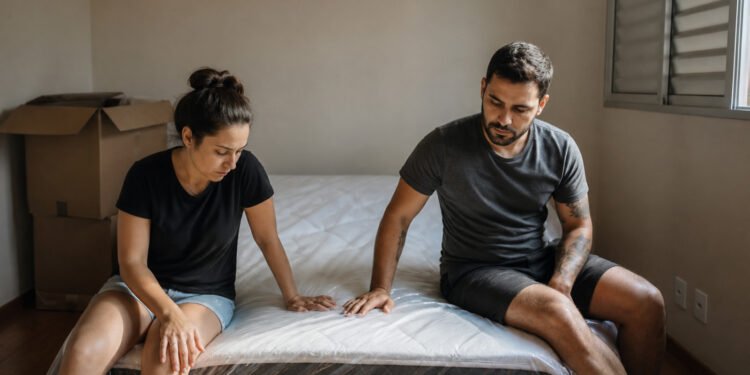 Casal testa colchão novo e se decepciona