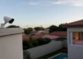Câmera no muro voltada para a piscina do vizinho