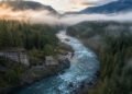 Rio Elwha correndo livre pelo vale após a remoção da barragem