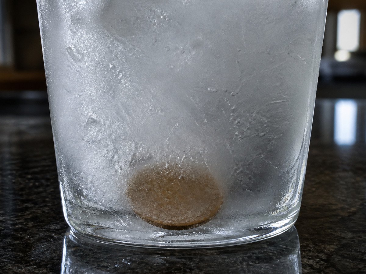 Moeda no fundo do copo: sinal de que o freezer descongelou