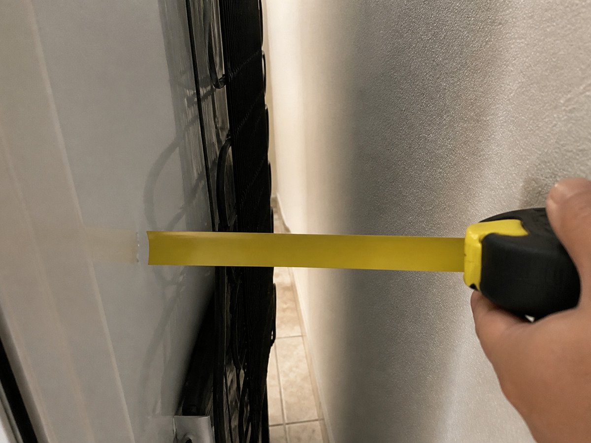 Trena mostra os 10 cm entre a geladeira e a parede
