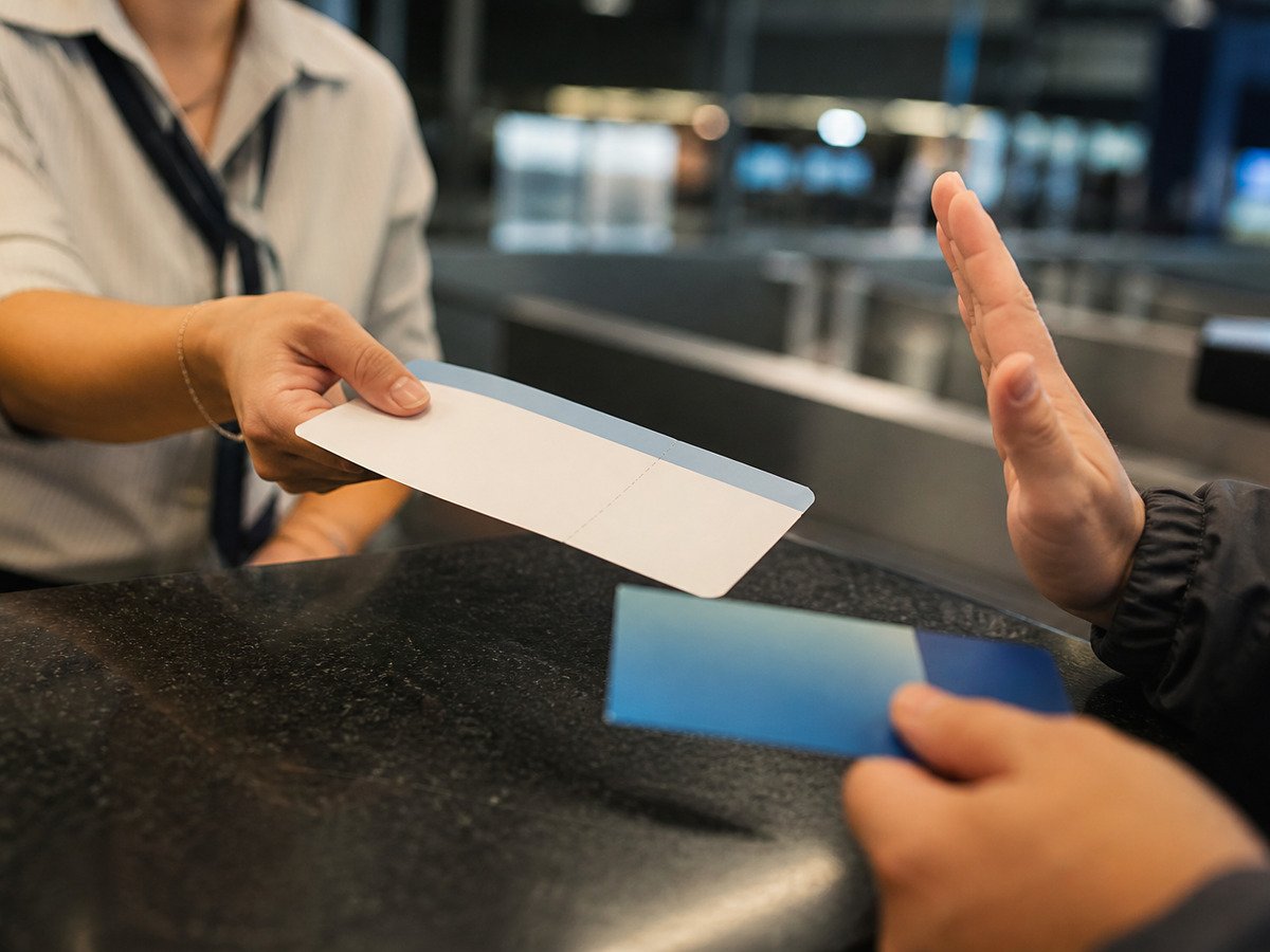 Passageira recusa o voucher no balcão da companhia
