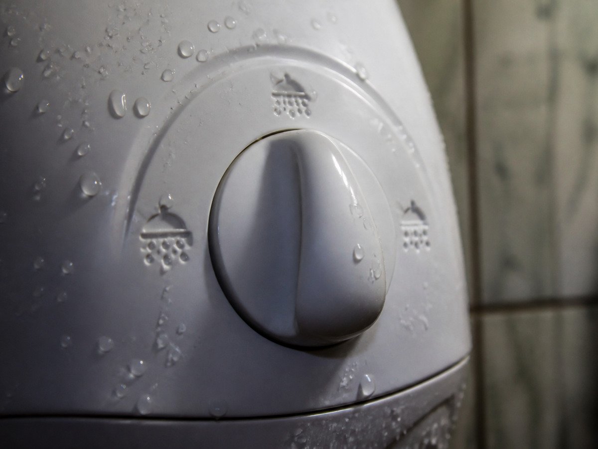 Chave de temperatura do chuveiro elétrico em close