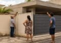 Morador aproveita a viagem do vizinho para construir às pressas uma garagem encostada na divisa e ultrapassa a altura do muro permitido em 1,5 metro; na volta, o vizinho prejudicado aciona a prefeitura por infração de posturas e exige a demolição da obra irregular