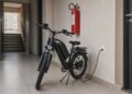 Recarga de bicicleta elétrica no hall pode gerar conflito sobre segurança condominial.