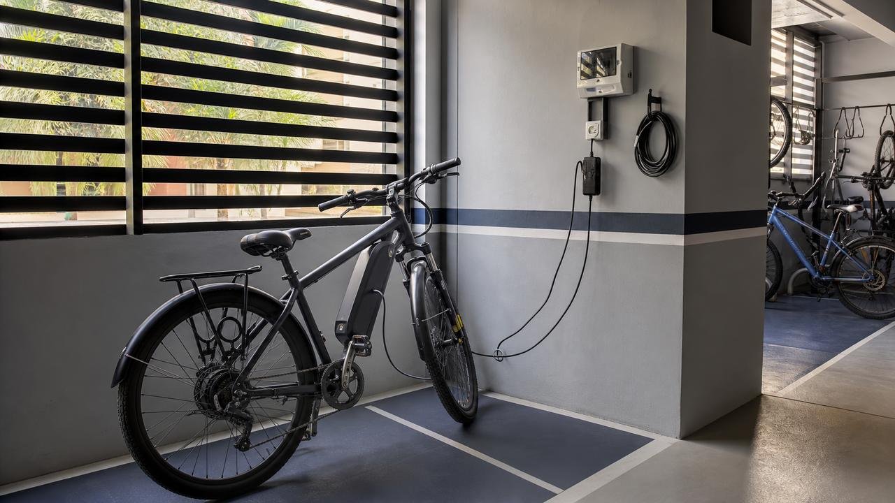 Ponto dedicado no bicicletário surge como alternativa técnica para recarga segura.